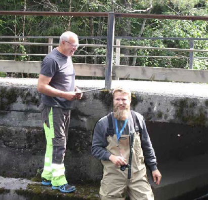 Svend Lunden må på med vadebuksa når Damvegbrua i Søndre Land skal undersøkes. Pappa Hans Lunden holder seg på tørt land.